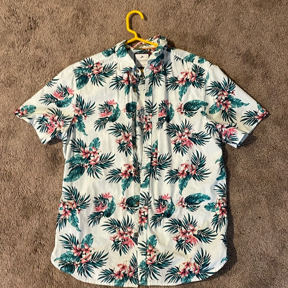 Vibrant Hawaiian shirt! Only worn once. Great condition! Great addition!